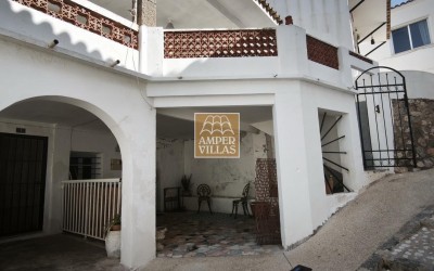 A village house in Altea la Vella on 2 floors with several terraces.